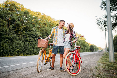 骑自行车约会的夫妇图片