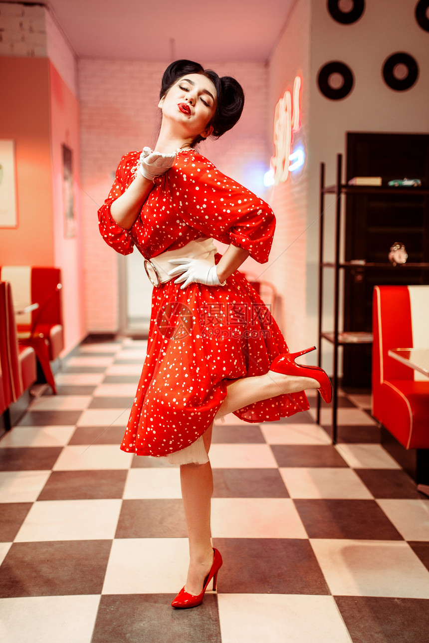 50和60年代流行的美国时装红礼服和波尔卡点图片