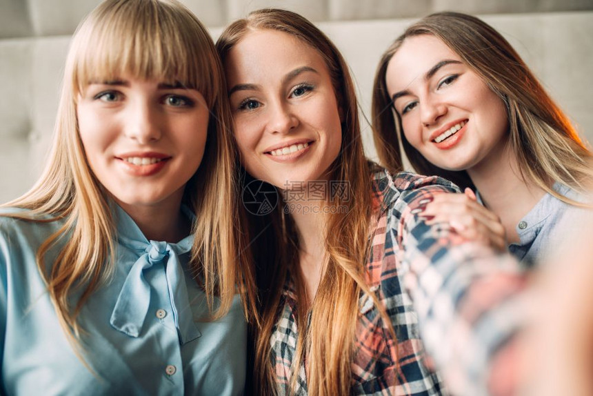 三个微笑的年轻女人肖像图片