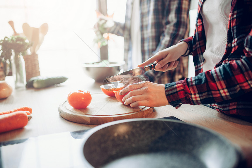 夫妻准备浪漫晚餐健康的生活方式妻子和丈夫在碗里煮蔬菜沙拉图片