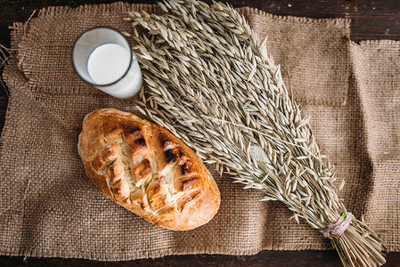 鲜面包和小麦背景图片