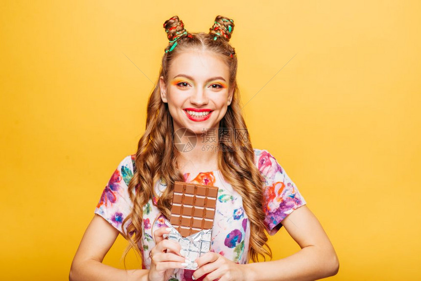 漂亮的外国女生拿着棒棒糖开心的拍照图片