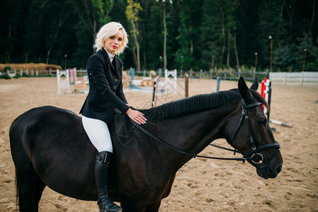 骑马运动的妇女图片