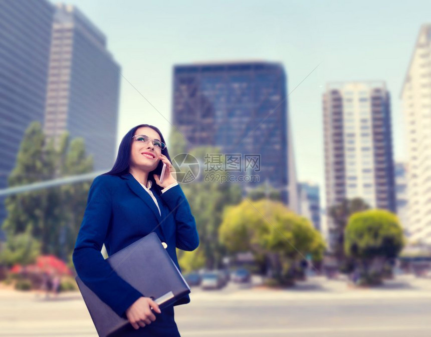 手机户外交谈的女商人图片