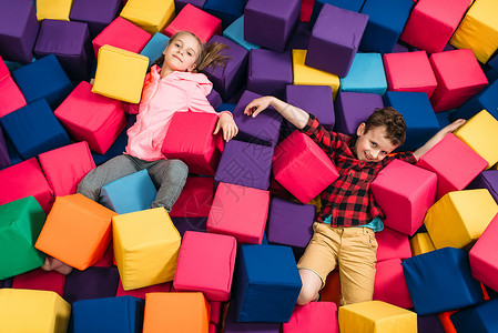 玩具店的彩色立方体游戏大塑料砖块背景图片