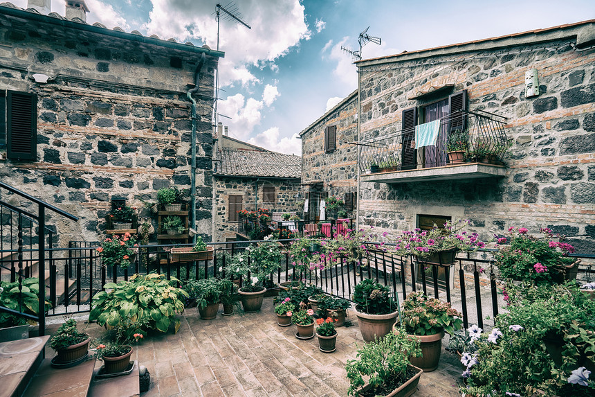 在美丽的意大利街道上房屋整洁地装饰着多彩的植物和花朵图片