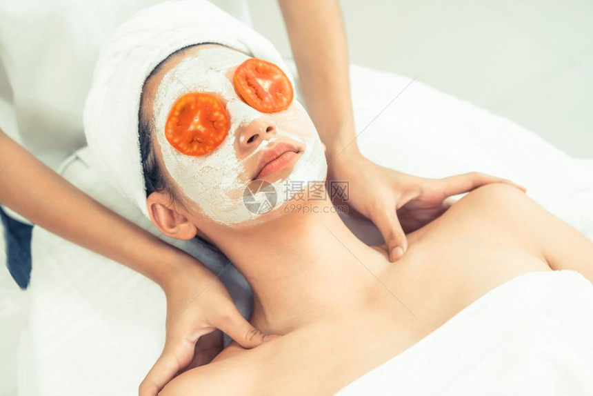 进行番茄奶油面膜美容皮肤护理的美女
图片
