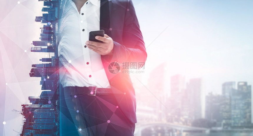 现代城市背景中使用智能手机的商人双重曝光图像图片