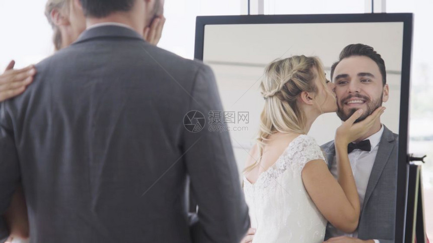 新娘在镜子前亲吻新郎图片