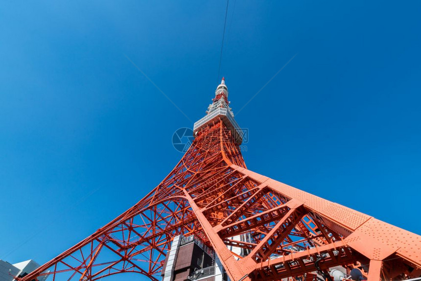 在日本东京的清蓝天下东京的塔下图片