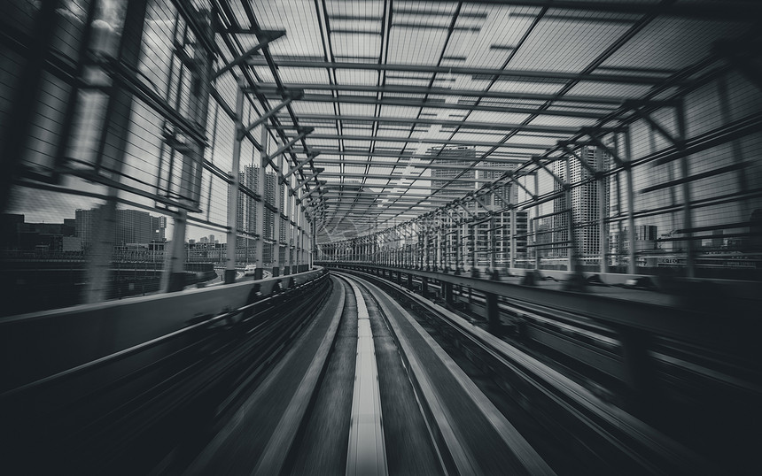 城市铁路隧道列车前视线黑色和白过滤器模糊了中度运动交通概念和运动背景抽象模糊图片