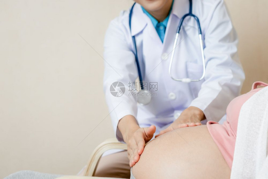 医生给孕妇看诊图片