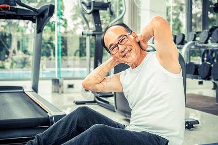 老年男子在健身中心伸展体健康的生活方式图片