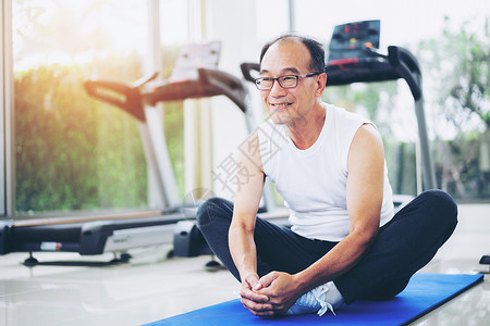 老年男子在健身中心伸展体健康的生活方式图片