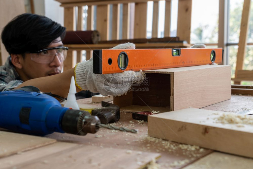 在制作建筑材料图片