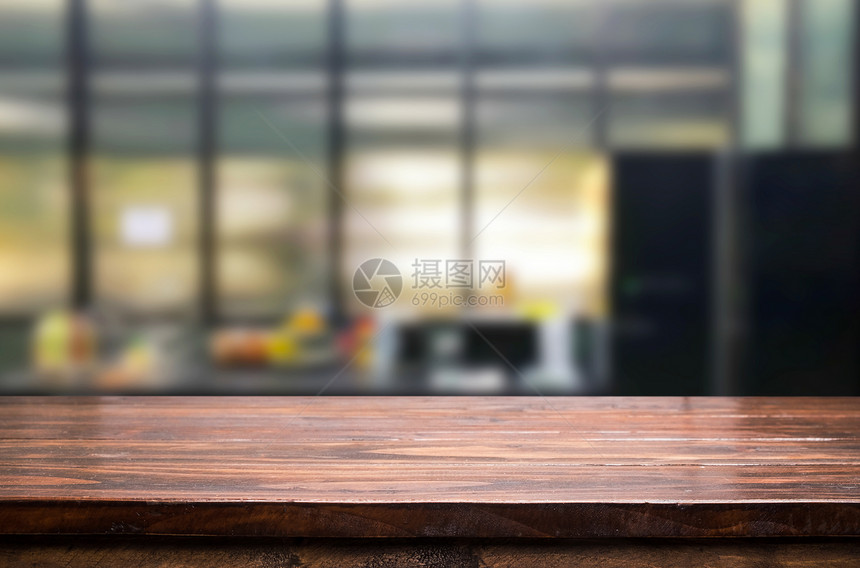 在模糊的厨房或咖啡厅室背景上的木质桌子顶部用于蒙太奇产品显示设计关键视觉布局图片