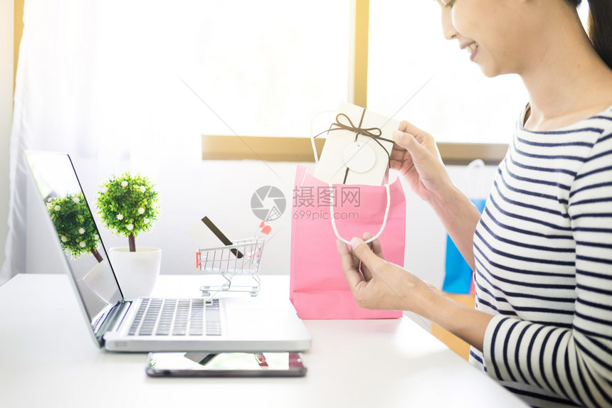 为顾客打包商品的女人图片