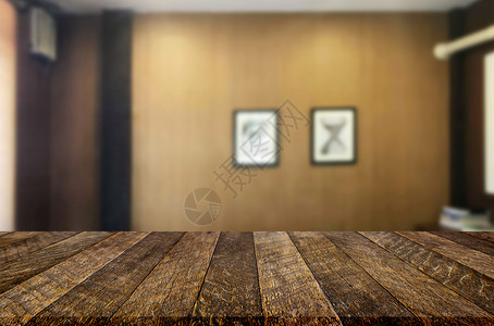 在背景模糊的客厅前的木板空桌图片