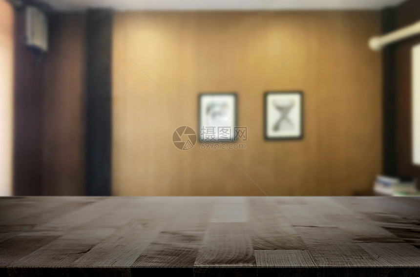 背景模糊的客厅里有木板空桌图片