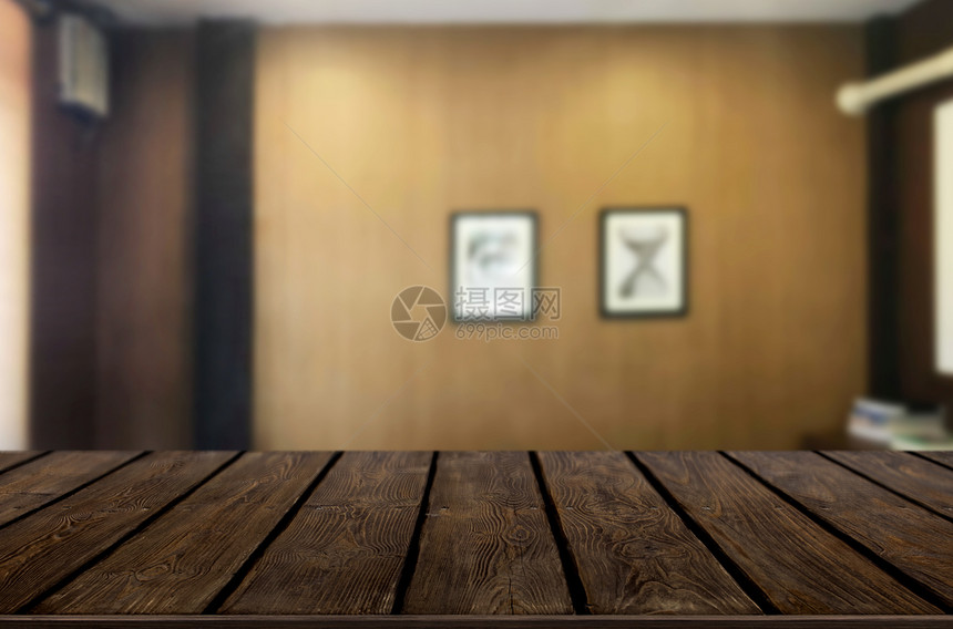 背景模糊的客厅里有木板空桌图片