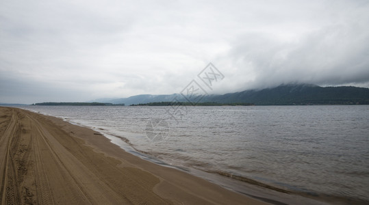 日古尔约夫斯克2018年6月日云端从kopylv半岛的zhigul山脉的全景背景