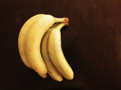 俯拍黄色的香蕉图片