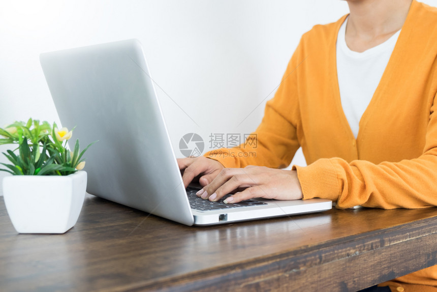 富有吸引力的年轻美丽创业女微笑看笔记本电脑屏幕在家工作图片