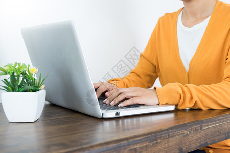 富有吸引力的年轻美丽创业女微笑看笔记本电脑屏幕在家工作图片