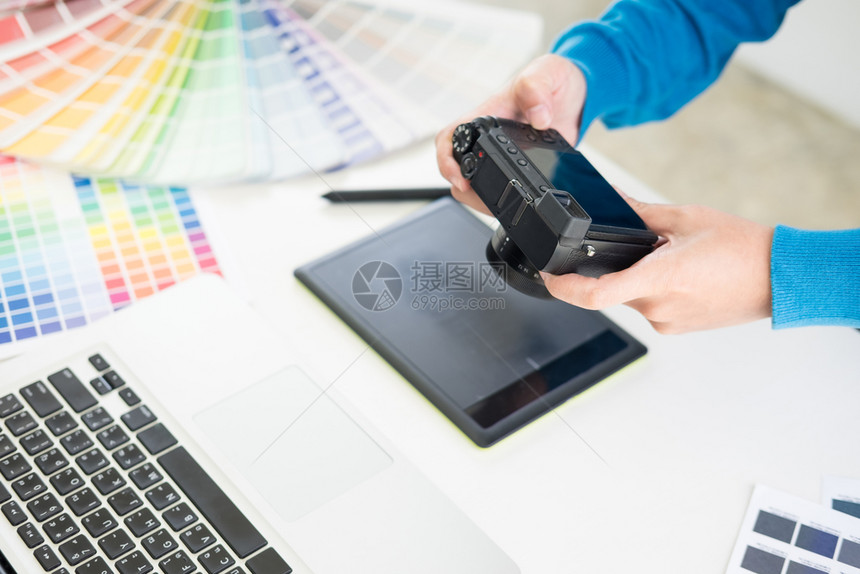 室内设计或图形师翻新和技术概念妇女与彩色样本一起工作供选择在工作场所选择彩色手表特辑图片