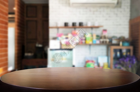 焦糖色的圆桌与变模糊的空间背景图片