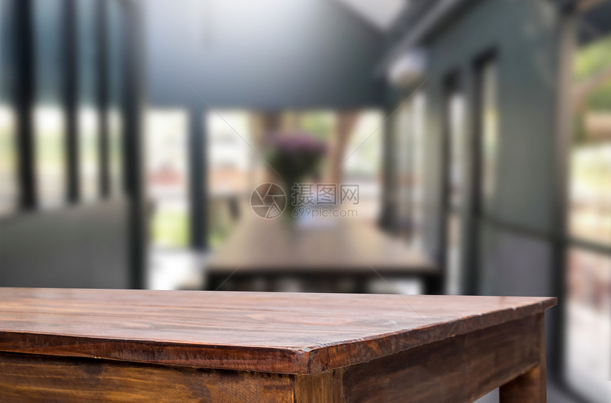 选中的空焦点棕色木制桌和咖啡店或restaun模糊背景带有bokeh图像用于您的相片补装或产品显示图片