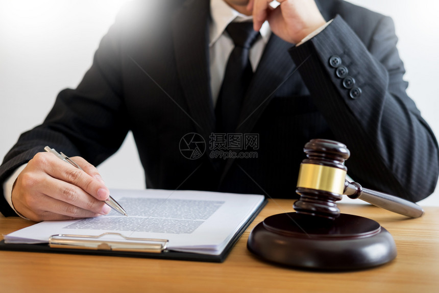 从事法庭小板上文件和木工作的律师司法咨询和律官立概念图片