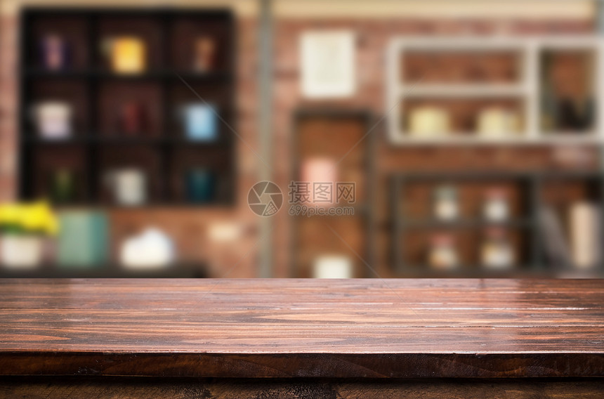 工作室的木板桌子图片