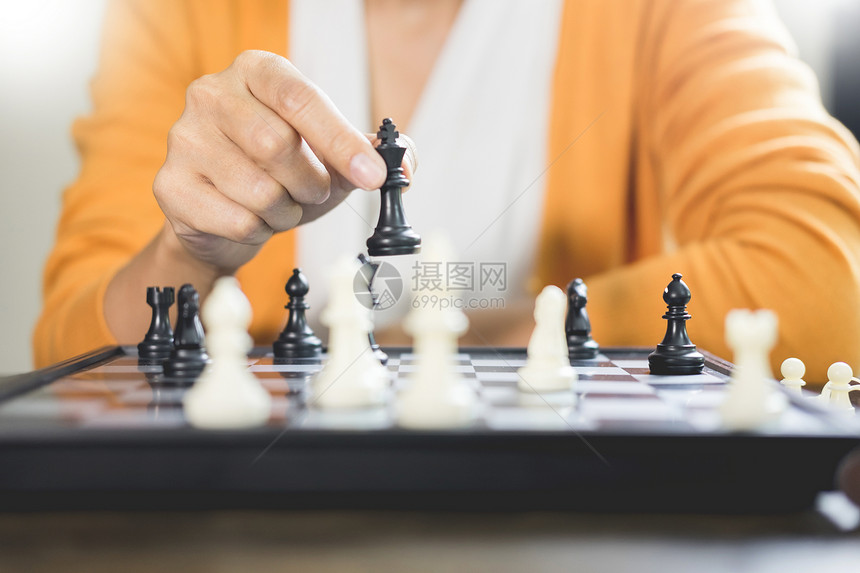 在竞争委员会游戏中将象棋数字用于发展分析战略思想管理或领导概念图片