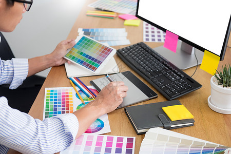 插画计算机编辑设计师在工作室或办公与计算机一起坐在办公桌前的制图板和彩色调的新项目背景