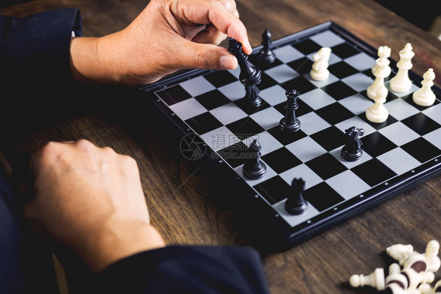 在竞争委员会游戏中将象棋数字用于发展分析战略思想管理或领导概念图片