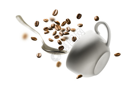 白色背景中的勺子水杯咖啡豆背景图片
