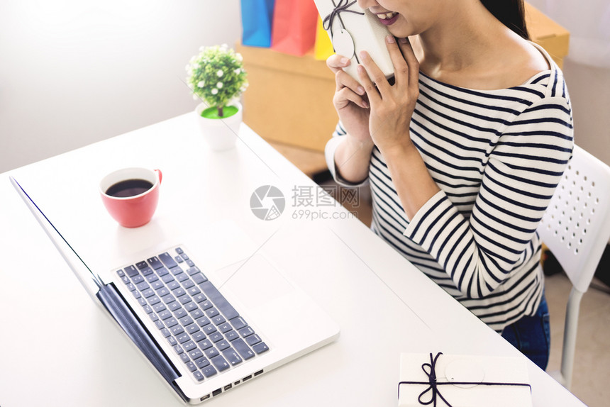 女孩很开心的收到礼物图片