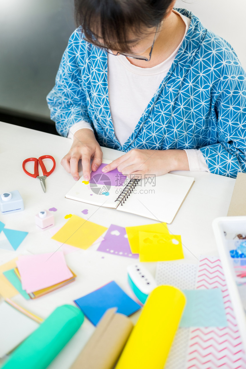 女手切纸制作剪贴布或其他节庆装饰diy配件安排图片