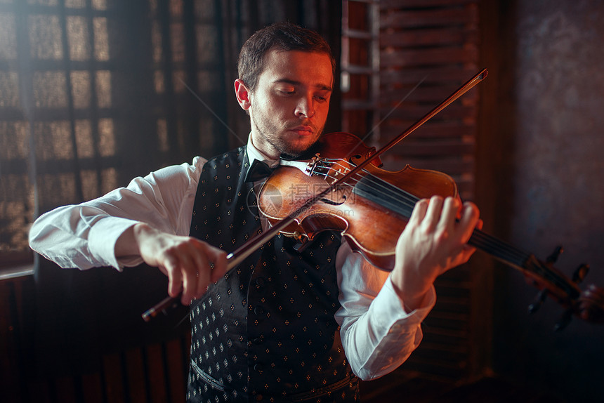 男小提琴家在上演奏古典音乐图片
