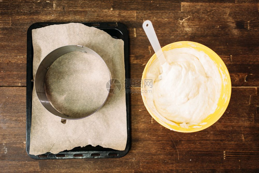 碗和锅里新鲜的面粉上有木制背景的纸最上视图图片