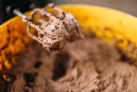 面粉和巧克力在碗里配着混拌器的快看甜饼配料高清图片
