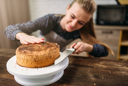 女人用刀切蛋糕图片