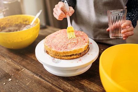 女人做手工涂抹填满蛋糕美味甜点自制烹饪图片