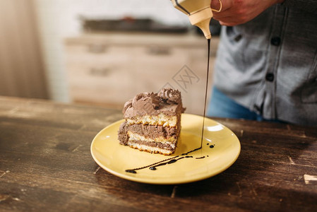 盘子上一块蛋糕装饰巧克力酱自制甜点烹饪杰作图片