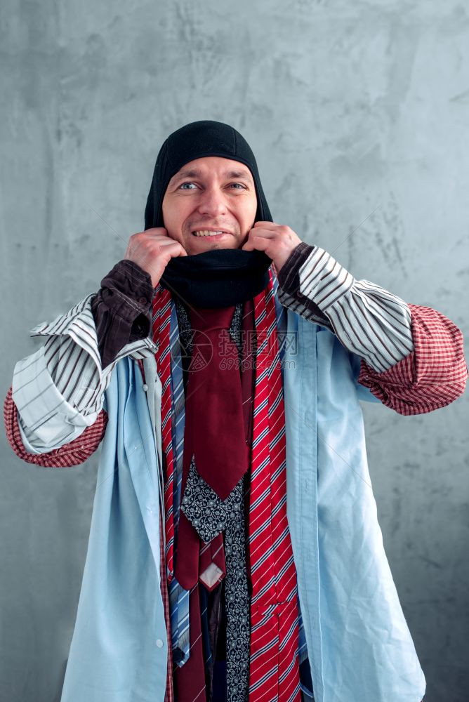 身着许多衣服购物概念身着许多衣服的男人图片