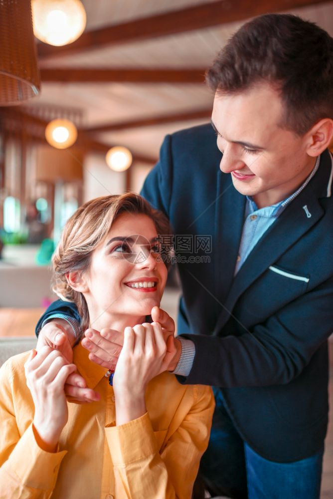情侣在餐厅浪漫约会图片