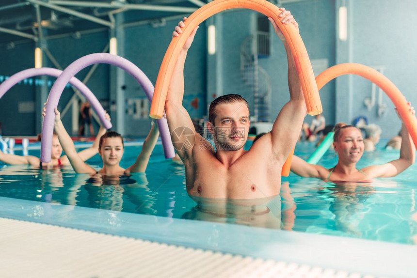 有氧运动室内游泳池休闲娱乐健身娱乐图片