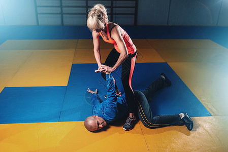 女人和男打架自卫技术健身自卫运动武术图片