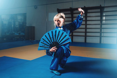 女武术大师有风扇武术蓝布女子参加战斗训练图片